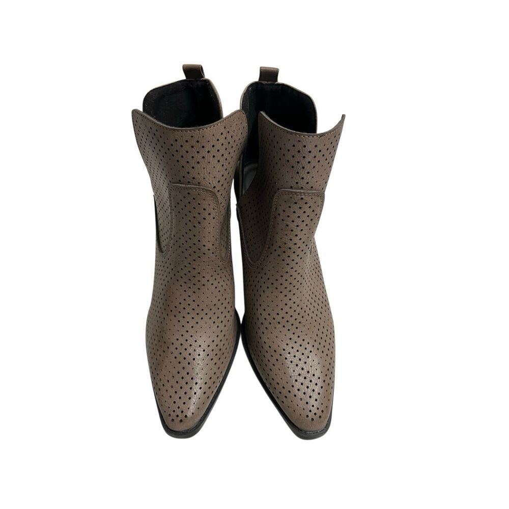 QUPID Womens Tan Heeled Perforated Booties Size 8
